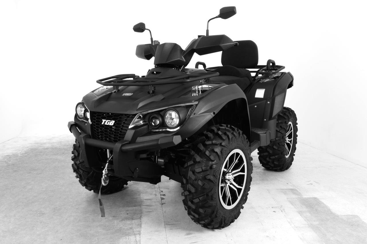 Neues vierradgetriebenes Geländefahrzeug (ATV), mit einer Seilwinde und einem flüssigkeitsgekühlten 997 ccm Hubkolbenverbrennungsmotor mit Fremdzündung ausgestattet. 
Das Fahrzeug weist folgende Merkmale auf:
— eine Lenkstange mit zwei Griffen, an der die Kontrolleinrichtungen für die Steuerung des Fahrzeugs montiert sind; die Lenkung wird durch Drehen der zwei Vorderräder bewirkt und beruht auf einem Kraftwagenlenksystem (Ackermann-Prinzip); 
— Bremssysteme an allen Rädern; 
— ein Automatikgetriebe und einen Rückwärtsgang; 
— einen Motor, der speziell für die Benutzung in schwer zugänglichem Gelände entwickelt ist und bei niedriger Drehzahl eine ausreichende Zugkraft für angehängte Gerätschaften liefert; 
— die Kraft wird über Wellen auf die Räder übertragen und nicht mittels einer Kette; 
— die Reifen haben ein tiefes Profil, das für unbefestigtes Gelände geeignet ist; 
— eine Ankupplungsvorrichtung beliebiger Art, z. B. einen Anhängehaken, mit der das Fahrzeug mindestens das Zweifache seines Eigengewichts ziehen oder schieben kann; 
— eine Anhängelast (nicht gebremst) von mindestens dem Zweifachen seines Eigengewichts.
Das Fahrzeug dient zur Verrichtung von Arbeiten im unwegsamen Gelände, kann aber auch zum Ziehen oder Schieben anderer Fahrzeuge, Geräte oder Lasten verwendet werden und ist zur Verwendung als Forstschlepper oder Ackerschlepper bestimmt.
(Angaben laut Antragsteller)
(Abbildung siehe Anlage)