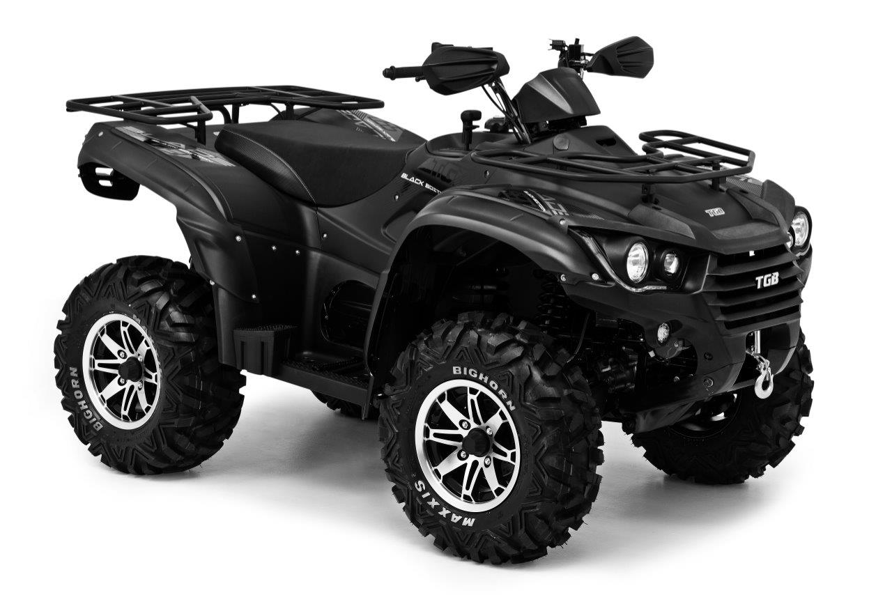 Neues vierradgetriebenes Geländefahrzeug (ATV), mit einer Seilwinde und einem flüssigkeitsgekühlten 503 ccm Hubkolbenverbrennungsmotor mit Fremdzündung ausgestattet. 
Das Fahrzeug weist folgende Merkmale auf:
— eine Lenkstange mit zwei Griffen, an der die Kontrolleinrichtungen für die Steuerung des Fahrzeugs montiert sind; die Lenkung wird durch Drehen der zwei Vorderräder bewirkt und beruht auf einem Kraftwagenlenksystem (Ackermann-Prinzip); 
— Bremssysteme an allen Rädern; 
— ein Automatikgetriebe und einen Rückwärtsgang; 
— einen Motor, der speziell für die Benutzung in schwer zugänglichem Gelände entwickelt ist und bei niedriger Drehzahl eine ausreichende Zugkraft für angehängte Gerätschaften liefert; 
— die Kraft wird über Wellen auf die Räder übertragen und nicht mittels einer Kette; 
— die Reifen haben ein tiefes Profil, das für unbefestigtes Gelände geeignet ist; 
— eine Ankupplungsvorrichtung beliebiger Art, z. B. einen Anhängehaken, mit der das Fahrzeug mindestens das Zweifache seines Eigengewichts ziehen oder schieben kann; 
— eine Anhängelast (nicht gebremst) von mindestens dem Zweifachen seines Eigengewichts.
Das Fahrzeug dient zur Verrichtung von Arbeiten im unwegsamen Gelände, kann aber auch zum Ziehen oder Schieben anderer Fahrzeuge, Geräte oder Lasten verwendet werden und ist zur Verwendung als Forstschlepper oder Ackerschlepper bestimmt.
(Angaben laut Antragsteller)
(Abbildung siehe Anlage)