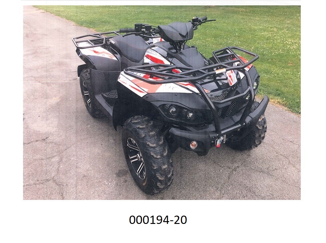 Neues vierradgetriebenes Geländefahrzeug (ATV), mit einer Seilwinde und einem flüssigkeitsgekühlten 800 ccm Hubkolbenverbrennungsmotor mit Fremdzündung ausgestattet. 
Das Fahrzeug weist folgende Merkmale auf:
— eine Lenkstange mit zwei Griffen, an der die Kontrolleinrichtungen für die Steuerung des Fahrzeugs montiert sind; die Lenkung wird durch Drehen der zwei Vorderräder bewirkt und beruht auf einem Kraftwagenlenksystem (Ackermann-Prinzip); 
— Bremssysteme an allen Rädern (2 Scheibenbremsen vorne, 2 Scheibenbremse hinten); 
— ein Automatikgetriebe mit zuschaltbarem Allradantrieb und einen Rückwärtsgang; 
— einen Motor, der speziell für die Benutzung in schwer zugänglichem Gelände entwickelt ist und bei niedriger Drehzahl eine ausreichende Zugkraft für angehängte Gerätschaften liefert; 
— die Kraft wird über Wellen auf die Räder übertragen und nicht mittels einer Kette; 
— die Reifen haben ein tiefes Profil, das für unbefestigtes Gelände geeignet ist; 
— eine Ankupplungsvorrichtung beliebiger Art, z. B. einen Anhängehaken, mit der das Fahrzeug mindestens das Zweifache seines Eigengewichts ziehen oder schieben kann; 
— eine Anhängelast (nicht gebremst) von mindestens dem Zweifachen seines Eigengewichts.
Das Fahrzeug dient zur Verrichtung von Arbeiten im unwegsamen Gelände, kann aber auch zum Ziehen oder Schieben anderer Fahrzeuge, Geräte oder Lasten verwendet werden und ist zur Verwendung als Forstschlepper oder Ackerschlepper bestimmt.
(Angaben laut Antragsteller)
(Abbildung siehe Anlage)