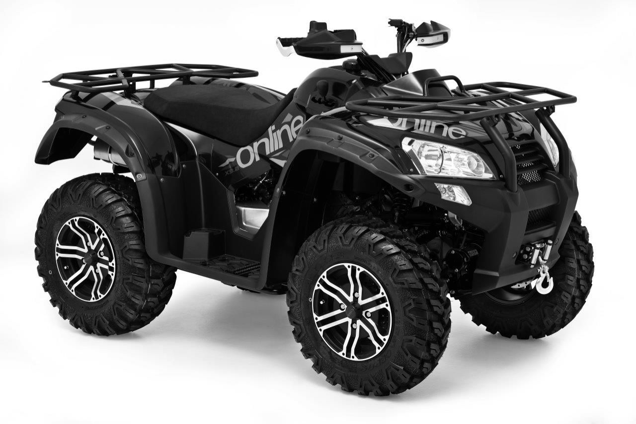Neues vierradgetriebenes Geländefahrzeug (ATV), mit einer Seilwinde und einem flüssigkeitsgekühlten 818 ccm Hubkolbenverbrennungsmotor mit Fremdzündung ausgestattet. 
Das Fahrzeug weist folgende Merkmale auf:
— eine Lenkstange mit zwei Griffen, an der die Kontrolleinrichtungen für die Steuerung des Fahrzeugs montiert sind; die Lenkung wird durch Drehen der zwei Vorderräder bewirkt und beruht auf einem Kraftwagenlenksystem (Ackermann-Prinzip); 
— Bremssysteme an allen Rädern; 
— ein Automatikgetriebe und einen Rückwärtsgang; 
— einen Motor, der speziell für die Benutzung in schwer zugänglichem Gelände entwickelt ist und bei niedriger Drehzahl eine ausreichende Zugkraft für angehängte Gerätschaften liefert; 
— die Kraft wird über Wellen auf die Räder übertragen und nicht mittels einer Kette; 
— die Reifen haben ein tiefes Profil, das für unbefestigtes Gelände geeignet ist; 
— eine Ankupplungsvorrichtung beliebiger Art, z. B. einen Anhängehaken, mit der das Fahrzeug mindestens das Zweifache seines Eigengewichts ziehen oder schieben kann; 
— eine Anhängelast (nicht gebremst) von mindestens dem Zweifachen seines Eigengewichts.
Das Fahrzeug dient zur Verrichtung von Arbeiten im unwegsamen Gelände, kann aber auch zum Ziehen oder Schieben anderer Fahrzeuge, Geräte oder Lasten verwendet werden und ist zur Verwendung als Forstschlepper oder Ackerschlepper bestimmt.
(Angaben laut Antragsteller)
(Abbildung siehe Anlage)