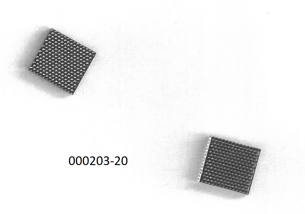 Projektor (ultra-small projector),
- bestehend aus einem nicht gefassten, farblosen, ca. 11,4 x 10,7 x 3 mm großen Glasblock, dessen Oberflächen in Richtung der optischen Achse mit jeweils 203 konvexen Mikrolinsen (micro lens array) aus Kunststoff versehen sind; auf einer Seite befindet sich zwischen Mikrolinsen- und Glasbockoberfläche eine Metallbeschichtung, welche mehrere transparente Ausnehmungen in Form des Firmenlogos aufweist;
- dient nach Ausstatten des Erzeugnisses mit einer Leuchtquelle (nicht Gegenstand dieser VZTA) zum Projizieren des in die Mikrooptik integrierten Firmenlogos auf eine entsprechend weit entfernte Bildebene;
- enthält weder einen Sensor, noch andere elektronische Komponenten.
(Abbildung laut Anlage)