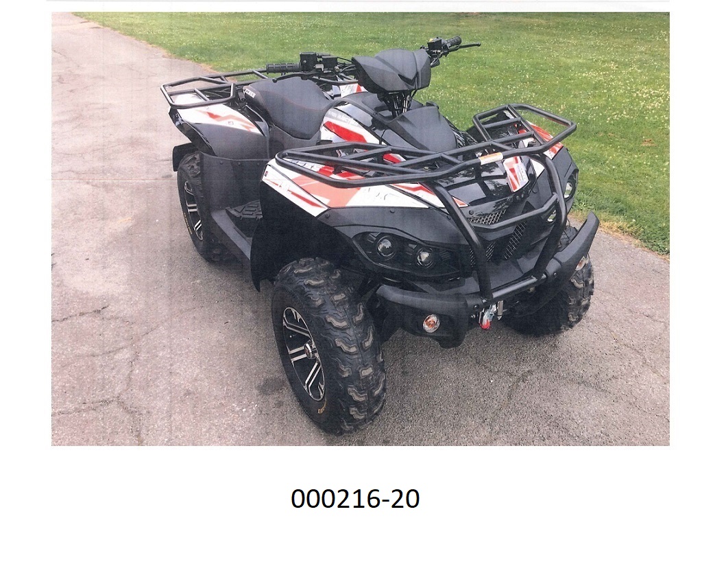 Neues vierradgetriebenes Geländefahrzeug (ATV), mit einer Seilwinde und einem flüssigkeitsgekühlten 800 ccm Hubkolbenverbrennungsmotor mit Fremdzündung ausgestattet. 
Das Fahrzeug weist folgende Merkmale auf:
— eine Lenkstange mit zwei Griffen, an der die Kontrolleinrichtungen für die Steuerung des Fahrzeugs montiert sind; die Lenkung wird durch Drehen der zwei Vorderräder bewirkt und beruht auf einem Kraftwagenlenksystem (Ackermann-Prinzip); 
— Bremssysteme an allen Rädern (2 Scheibenbremsen vorne, 2 Scheibenbremse hinten); 
— ein Automatikgetriebe mit zuschaltbarem Allradantrieb und einen Rückwärtsgang; 
— einen Motor, der speziell für die Benutzung in schwer zugänglichem Gelände entwickelt ist und bei niedriger Drehzahl eine ausreichende Zugkraft für angehängte Gerätschaften liefert; 
— die Kraft wird über Wellen auf die Räder übertragen und nicht mittels einer Kette; 
— die Reifen haben ein tiefes Profil, das für unbefestigtes Gelände geeignet ist; 
— eine Ankupplungsvorrichtung beliebiger Art, z. B. einen Anhängehaken, mit der das Fahrzeug mindestens das Zweifache seines Eigengewichts ziehen oder schieben kann; 
— eine Anhängelast (nicht gebremst) von mindestens dem Zweifachen seines Eigengewichts.
Das Fahrzeug dient zur Verrichtung von Arbeiten im unwegsamen Gelände, kann aber auch zum Ziehen oder Schieben anderer Fahrzeuge, Geräte oder Lasten verwendet werden und ist zur Verwendung als Forstschlepper oder Ackerschlepper bestimmt.
(Angaben laut Antragsteller)
(Abbildung siehe Anlage)