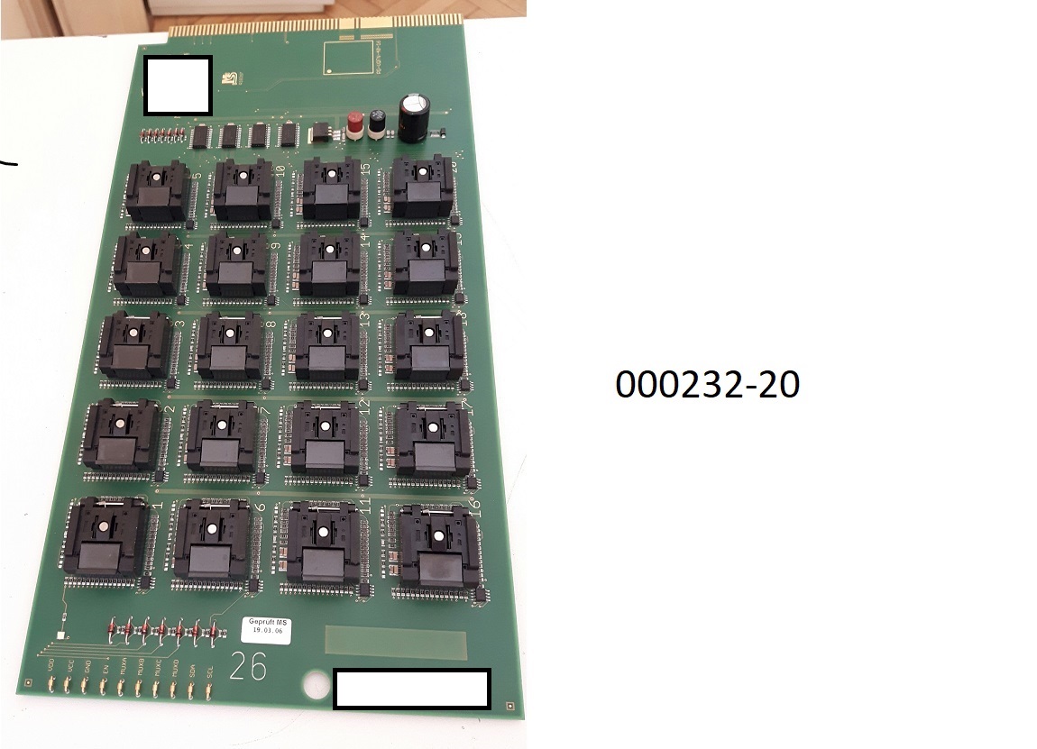 Stresstestboard für digitale Mehrphasen-Controller, welche zur Spannungsversorgung von z.B. CPU´s verwendet werden,
- bestehend aus einer mit Multiplexer, I2C-Bus-Repeater, Spannungsregler, elektrischen Sicherungen, weiteren aktiven und passiven Bauelementen, sowie 20 Klemmsockeln bestückten, mehrlagig gedruckten, ca. 40 x 20 cm großen Schaltung, welche an einer Längsseite zu einem mehrpoligen Platinen-Stecker ausgebildet ist und an der gegenüberliegenden Seite elektrische Kontakte (VDD, VCC, GND, EN, MUXA-D, SDA und SCL) aufweist. Die Klemmsockeln dienen jeweils zur Aufnahme und Kontaktieren eines Controllers (nicht Gegenstand dieser VZTA);
-  das Erzeugnis wird als Teil einer spezifischen Stresstestanlage mit zu prüfenden elektronischen Komponenten bestückt, die dort getestet und dabei verschiedene elektrische Kenngrößen geprüft werden. 
(Abbildung laut Anlage)