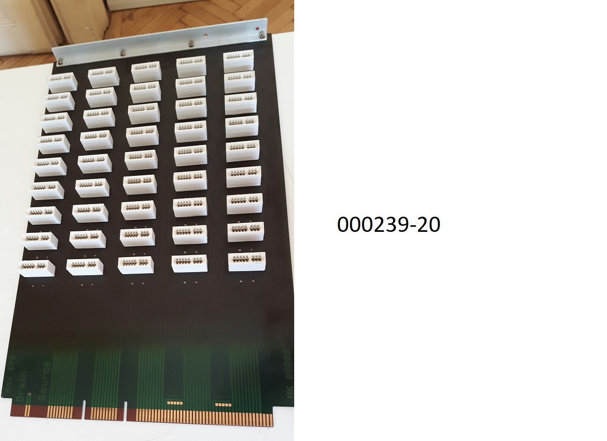 Stresstest-Board für Transistoren,
- bestehend aus einer mit 45 elektrischen, 16-poligen Steckvorrichtungen bestückten, mehrlagig gedruckten, ca. 40 x 25 cm großen Schaltung, welche an einer Längsseite zu einem mehrpoligen Platinen-Stecker ausgebildet ist und an der gegenüberliegenden Seite eine L-förmige Metallschiene (mechanisches Element) aufweist, ohne aktive oder passive Bauelemente,
- je 16-poliger Steckvorrichtung verlaufen 2 Leiterbahnen zum Platinen-Stecker und umgekehrt eine Gate-Leiterbahn zu allen Steckvorrichtungen,
-  das Erzeugnis wird als Teil einer spezifischen Stresstestanlage mit zu prüfenden elektronischen Komponenten bestückt, die dort getestet und dabei verschiedene elektrische Kenngrößen geprüft werden. 
(Abbildung laut Anlage)