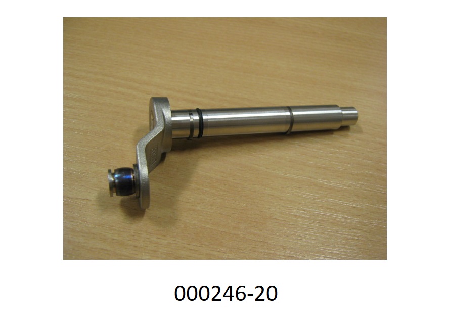 Verstellwelle, bestehend aus einer ca. 12 x 96 mm (DxL) großen, gedrehten Welle aus Metall (laut Antragsteller: Stahlguss), welche mit 2 Sprengringen und einer O-förmigen Dichtung versehen ist.
An einem Ende der Welle befindet sich eine angeschweißte spezifisch geformte Kurbel, welche einen angeschweißten Kugelgelenkkopf aufweist;
- wird in einen Turbolader eingebaut, sowie mit einem Klappenteller und dem dazugehörigen Gestänge zum Regeln der Klappenstellung verbunden;
- dient zum Anpassen der Stellung des Klappentellers in Abhängigkeit des Regelgestänges (beides nicht Gegenstand dieser VZTA).
(Abbildung siehe Anlage)