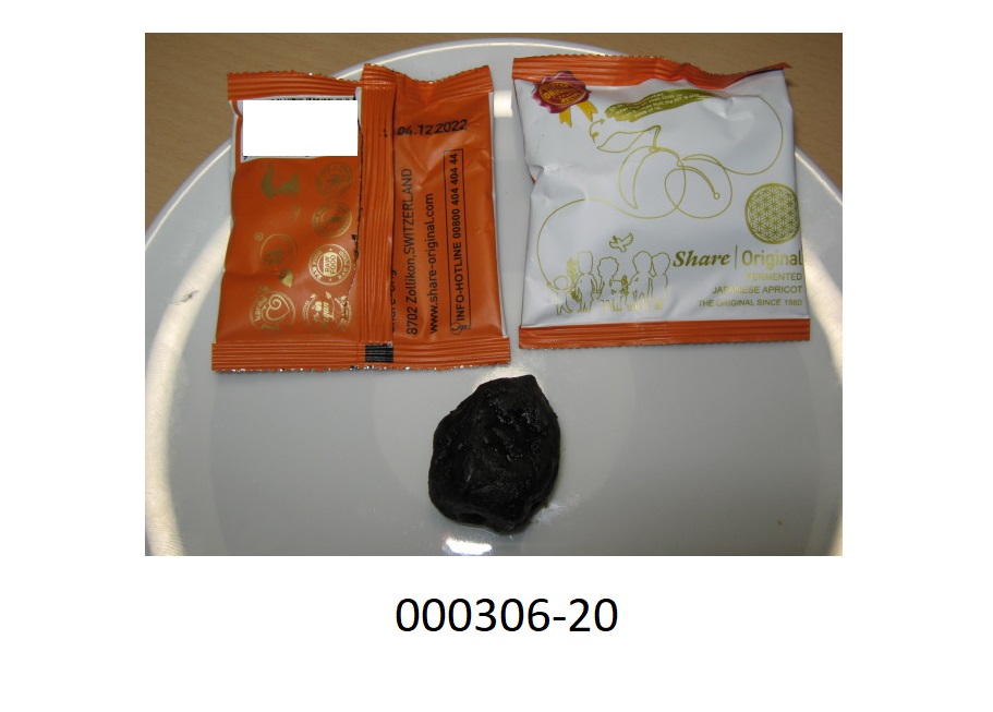 Früchte, in anderer Weise zubereitet oder haltbar gemacht, ohne Zusatz von Alkohol, mit Zusatz von Zucker, in unmittelbaren Umschließungen mit einem Gewicht des Inhalts von 1 kg oder weniger; in Form von ganzen, leicht klebrigen, außen mit einem dünnen, dunkelbraun-grünen Überzug versehenen Früchten mit Kern; im Wesentlichen bestehend aus zubereiteten (fermentierten) Früchten (Prunus mume / japanische Aprikose oder japanische Pflaume oder Winterkirsche), die mit einem dünnen, fruchtig-adstringierend schmeckenden, sogenannten Kräutermantel überzogen sind (lt. Angaben des Antragstellers aus Maulbeerfruchtpulver, Matepulver und Karottenextraktpulver); aufgemacht in einem Verbundfoliensäckchen mit Siegelrand, eine Frucht enthaltend.