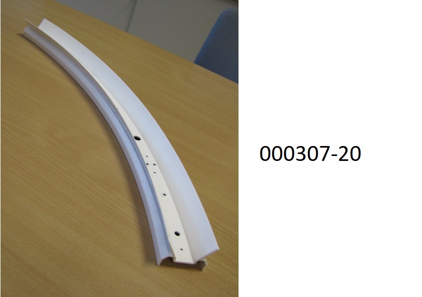 Bei dem speziell geformten Erzeugnis handelt es sich um einen erkennbaren Teil einer Decken- und Wandleuchte. Die gebogene, reflektierende Schiene aus legiertem Aluminium mit einer Länge von 750 mm und einem Radius von 45° ist mit verschiedenen Bohrungen versehen. Zudem befinden sich auf der Rückseite der im Druckgussverfahren hergestellten und mit einem speziellen lichtreflektierenden Pulver (Polyester) beschichteten Ware bereits Vorrichtungen für die Befestigung der Ware im Leuchtengehäuse in Form von zylindrischen, hohlen Erhebungen mit einer horizontalen Strebe.
(Angaben laut Antragsteller)
(Abbildung siehe Anlage)