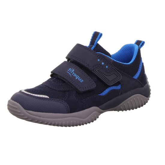Schuh 
- den Knöchel nicht bedeckend,
- mit einem geschlossenen Blatt und Klettverschlüssen versehen,
- mit einem Obermaterial aus auf das Futter aufgenähten, textilen Flächenerzeugnissen aus Polyester, einem Vlies auf Polyesterbasis und Lederteilen wobei keines dieser Teile den Charakter eines Obermaterials aufweist; wenn jene Teile, welche Verstärkungs- und Zubehörteile darstellen, außer Acht gelassen werden, überwiegt an der äußeren, sichtbaren Oberfläche der Anteil an Flächenerzeugnissen aus Spinnstoff, 
- mit einer leicht profilierten Laufsohle aus Kautschuk, nicht gespritzt, 
- Länge der Innensohle weniger als 24 cm,
- nicht als Mädchen- oder Knabenschuh erkennbar,
- trainingschuhähnlich aufgrund der Verarbeitung wie einer rutschfesten Sohle, und einer Verschlussvorrichtung (Klettung), welche die Stabilität des Fußes im Schuh gewährleistet (kein Sportschuh).
(Abbildung siehe Anlage)