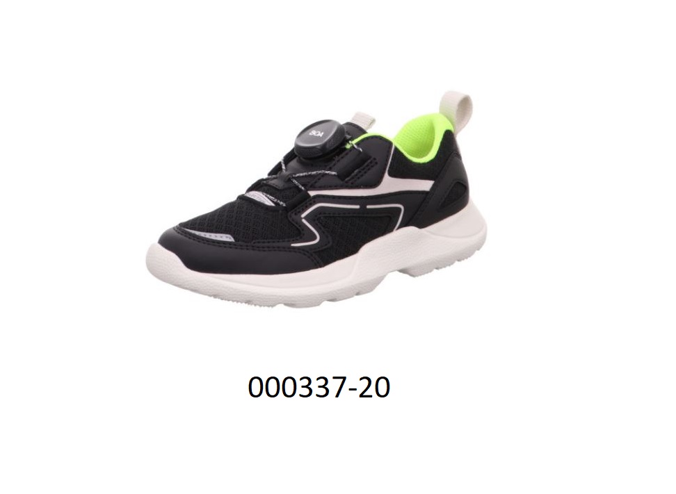 Schuh 
- den Knöchel nicht bedeckend,
- mit einem geschlossenen Blatt und einer Schnürung mittels Drehverschluss verarbeitet,
- mit einem Obermaterial aus auf das Futter aufgenähten, textilen Flächenerzeugnissen aus Polyester sowie einem aufgenähten, thermisch verfestigten Vlies auf Polyesterbasis; wenn jene Teile, welche Verstärkungs- und Zubehörteile darstellen, außer Acht gelassen werden, überwiegt der Anteil an textilen Flächenerzeugnissen an der äußeren Schicht des Obermaterials (es stand nur ein Schuh zur Verfügung, daher wurde bei der Qualifizierung des Obermaterials keine Doppelbestimmung durchgeführt),
- mit einer leicht profilierten Laufsohle aus Kunststoff, nicht gespritzt, 
- Länge der Innensohle weniger als 24 cm,
- nicht als Mädchen- oder Knabenschuh erkennbar,
- trainingsschuhähnlich aufgrund der Verarbeitung wie einer rutschfesten Sohle, und einer Verschlussvorrichtung (Schnürung), welche die Stabilität des Fußes im Schuh gewährleistet (kein Sportschuh).
(Abbildung siehe Anlage)