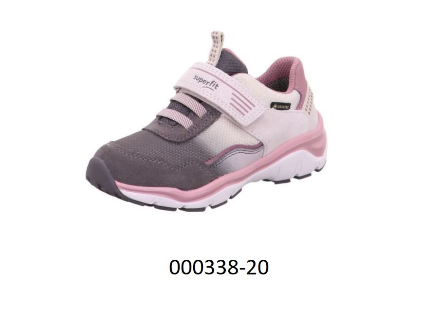 Schuh 
- den Knöchel nicht bedeckend,
- mit einem geschlossenen Blatt und Klettverschluss verarbeitet,
- mit einem Obermaterial aus auf das Futter aufgenähten, textilen Flächenerzeugnissen aus Polyester, Lederteilen und einem thermisch verfestigten Vlies auf Polyesterbasis; wenn jene Teile, welche Verstärkungs- und Zubehörteile darstellen, außer Acht gelassen werden, überwiegt der Anteil an textilen Flächenerzeugnissen an der äußeren Schicht des Obermaterials (es stand nur ein Schuh zur Verfügung, daher wurde bei der Qualifizierung des Obermaterials keine Doppelbestimmung durchgeführt),
- mit einer leicht profilierten Laufsohle aus Kunststoff, nicht gespritzt, 
- Länge der Innensohle weniger als 24 cm,
- nicht als Mädchen- oder Knabenschuh erkennbar,
- trainingsschuhähnlich aufgrund der Verarbeitung wie einer rutschfesten Sohle, und einer Verschlussvorrichtung (Klettung), welche die Stabilität des Fußes im Schuh gewährleistet (kein Sportschuh).
(Abbildung siehe Anlage)