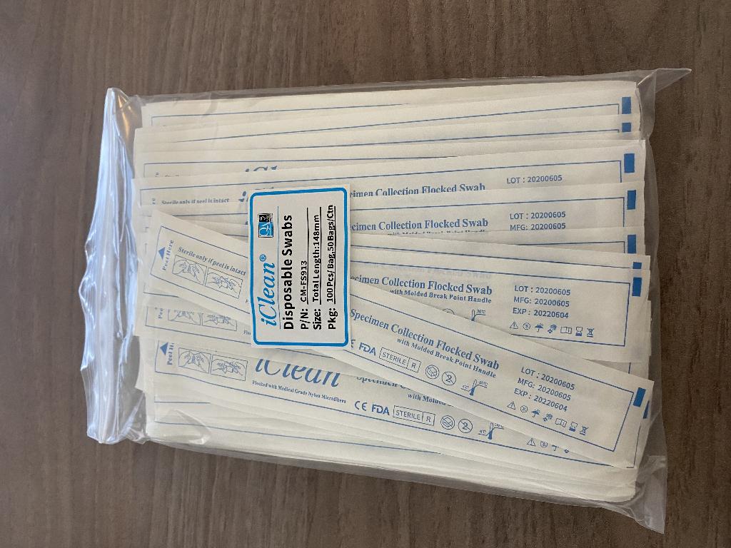 Steril verpackter Tupfer/Swab in Aufmachungen für den Einzelverkauf zu medizinischen, chirurgischen, zahnärztlichen oder tierärztlichen Zwecken, nicht mit medikamentösen Stoffen getränkt oder überzogen; in Form eines Stäbchens mit verdicktem Griff, mit einem Schaft aus ABS-Kunststoff und einem mit Fasern aus Polyamid beflockten Kopf (Gesamtlänge ca. 147 mm); das Erzeugnis wird für trockene Nasopharynxabstriche verwendet; aufgemacht in einem schmalen, länglichen, bedruckten Siegelrandfolienbeutel mit seitlich angebrachter Aufreißlasche einen Tupfer/Swab enthaltend.