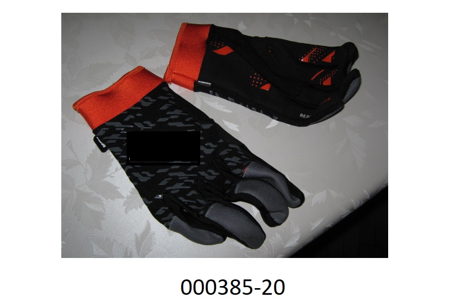 Fingerhandschuh 
- bis über das Handgelenk reichend,
- die Handinnenfläche besteht aus einem lederähnlichen Erzeugnis (chemisch verfestigtes Vlies/Lederimitat auf Polyurethanbasis), die Fingerzwischenräume bestehen aus einer elastischen Wirkware auf Polyamidbasis, die Fingerrücken sind aus einer Wirkware auf Polyesterbasis gearbeitet, der Handrücken stellt ein Gewirke auf Polyamidbasis dar, im Pulsbereich befindet sich eine geschäumte Masse, welche beidseitig mit einem Gewirke auf Polyamidbasis überzogen ist, 
- an der Handinnenfläche befinden sich Aufdrucke aus Silikon,
- im Pulsbereich mittels Klettverschluss verengbar,
- teilweise mit Kunststoff (Silikon) überzogen, flächenmäßig überwiegt das Gewirke,
- durch Zusammennähen konfektioniert,
- verpackt in einem Beutel aus Kunststofffolie.
(Abbildung siehe Anlage)