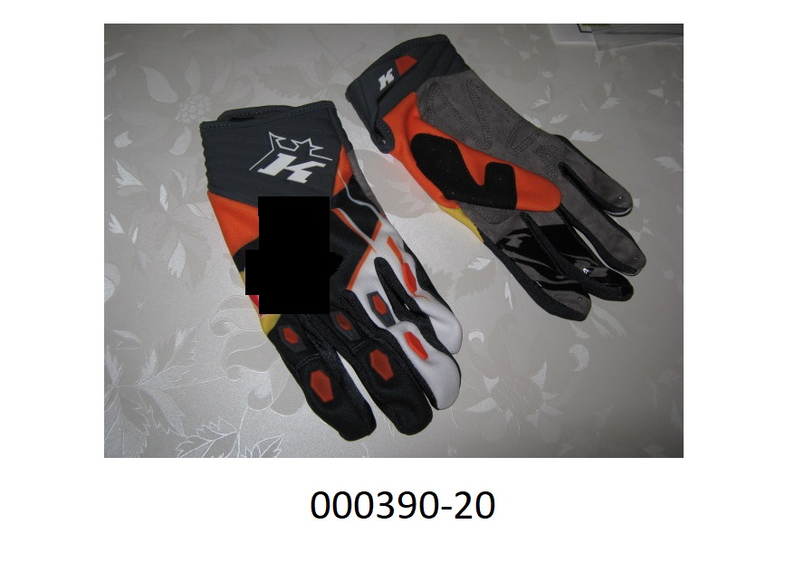 Fingerhandschuh 
- bis über das Handgelenk reichend,
- die Handinnenfläche besteht aus einem Gewirke aus Polyester; der Daumen, die Fingerrücken und der Handrücken bestehen aus einer bedruckten Wirkware auf Polyesterbasis; die Fingerzwischenräume bestehen aus einer Wirkware auf Polyamidbasis; im Pulsbereich befindet sich eine geschäumte Masse, welche beidseitig mit einem Gewirke auf Polyamidbasis überzogen ist,
- an der Rückseite der Finger sind färbige Kunststoffapplikationen (als Fingerschutz) aus weichgemachtem Polyvinylchlorid verarbeitet,
- auf der Innenfläche des Zeige- und Mittelfingers sind Aufdrucke aus Silikon zu finden,
- im Pulsbereich mittels Klettverschluss verengbar,
- durch Zusammennähen konfektioniert,
- verpackt in einem Beutel aus Kunststofffolie,
- teilweise mit Kunststoff (Silikon) überzogen, flächenmäßig überwiegt das Gewirke.
(Abbildung siehe Anlage)