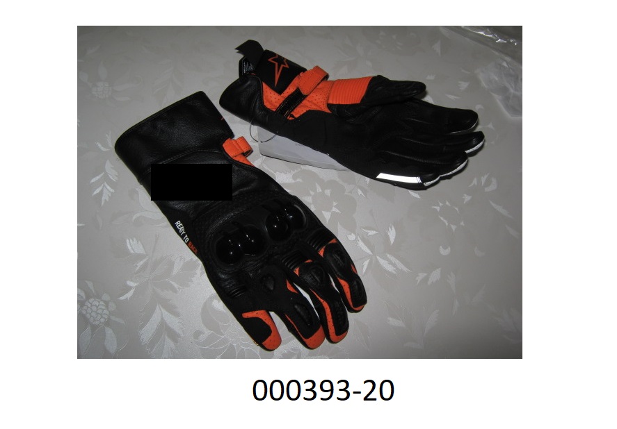 Fingerhandschuh 
- bis über das Handgelenk reichend,
- die Handinnenfläche besteht aus verschiedenfärbigem Leder sowie einer Wirkware auf Polyamidbasis; der Daumen, die Fingerrücken und der Handrücken sind aus Leder gearbeitet, die Fingerzwischenräume bestehen aus einer Wirkware auf Polyamidbasis,
- die Fingerknöchel sind mit Kunststoffapplikationen (Knöchelschutz) versehen,
- im Pulsbereich mittels Klettverschluss verengbar,
- verpackt in einem Beutel aus Kunststofffolie,
- das Leder bestimmt flächenmäßig und aufgrund seiner Bedeutung in Bezug auf die Verwendung als Motorradhandschuh den wesentlichen Charakter der gegenständlichen Ware,
- kein Spezialsporthandschuh (keine funktionellen Merkmale) oder Schutzhandschuh für Berufe.
(Abbildung siehe Anlage)