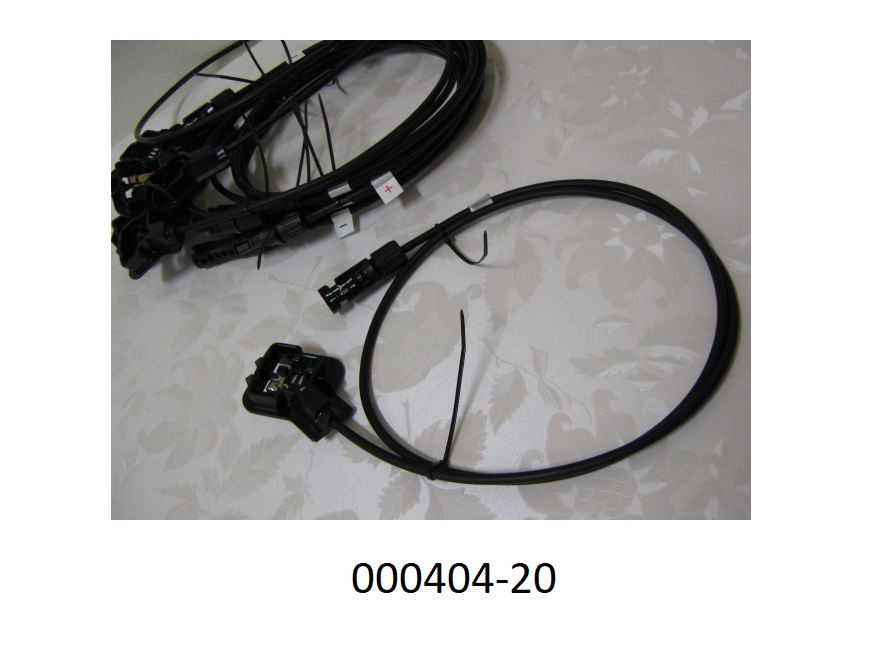 Isolierte elektrische Kabel,
- bestehend aus isolierten, elektrischen, feindrähtigen, verzinnten Kupferleitern mit jeweils einem MC4-Steckverbinder und am gegenüberliegenden Ende einem spezifischen Solarpanel-Anschlussstück (für Plus- oder Minus-Pol), 
- für eine Systemspannung von bis zu 1500 Volt,
- zur Verwendung als Anschlusskabel von Photovoltaikmodulen bestimmt.
(Abbildung laut Anlage)