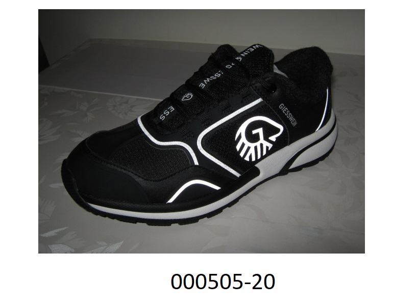 Schuh 
- den Knöchel nicht bedeckend,
- mit einem geschlossenen Blatt und einer Schnürung verarbeitet,
- bestehend aus auf das Futter aufgenähten Flächenerzeugnissen aus Polyester, aus einem chemisch verfestigten Vlies auf Polyurethanbasis und Teilen aus Kunststoff auf Polyurethanbasis; wenn jene Teile, welche Verstärkungs- und Zubehörteile darstellen, außer Achte gelassen werden, überwiegt der Anteil an Spinnstoff an der äußeren, sichtbaren Schicht des Obermaterials,
- mit einer stark profilierten Laufsohle aus Kautschuk, nicht gespritzt, mehrlagig und dämpfende Elemente enthaltend,
- Länge der Innensohle mehr als 24 cm,
- nicht als Mädchen- oder Knabenschuh erkennbar,
- verpackt in einem bedruckten Faltkarton,
- trainingsschuhähnlich aufgrund der Verarbeitung wie einer rutschfesten Sohle, einer Verschlussvorrichtung (Schnürung) und einer Verarbeitung des Obermaterials, welche die Stabilität des Fußes im Schuh gewährleistet (kein Sportschuh).
(Abbildung siehe Anlage)