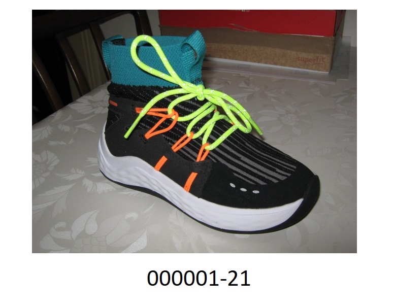 Schuh 
- den Knöchel bedeckend,
- zum Schlüpfen, mit einem geschlossenen Blatt und einer Schnürung verarbeitet,
- bestehend aus einem auf das Futter aufgenähten Spinnstoff (Gewirke) aus Polyester und Verstärkungsteilen aus einem Lederimitat auf Polyesterbasis und Kunststoff aus Polyurethanbasis bzw. Zubehörteilen; wenn man jene Teile, welche Verstärkungs- und Zubehörteile darstellen, außer Acht läßt, überwiegt der Spinnstoff als Obermaterial,
- mit einer profilierten Laufsohle aus Kautschuk, nicht gespritzt, mehrlagig und dämpfende Elemente enthaltend,
- Länge der Innensohle weniger als 24 cm,
- nicht als Mädchen- oder Knabenschuh erkennbar,
- verpackt in einem bedruckten Faltkarton,
- trainingsschuhähnlich aufgrund der Verarbeitung wie einer rutschfesten Sohle, einer Verschlussvorrichtung (Schnürung) und einer Verarbeitung des Obermaterials, welche die Stabilität des Fußes im Schuh gewährleistet (kein Sportschuh).
(Abbildung siehe Anlage)