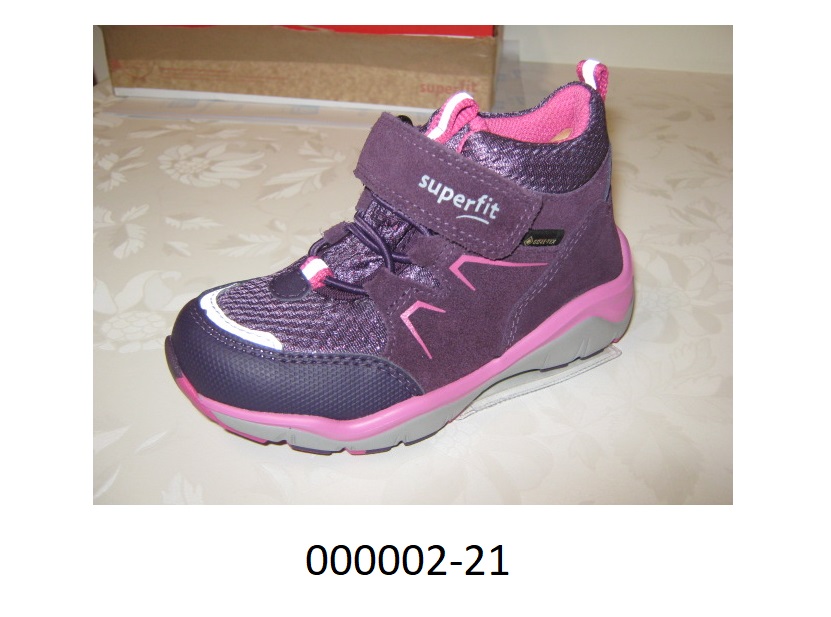 Schuh 
- den Knöchel bedeckend,
- mit einem geschlossenen Blatt und einer Schnürung mit Klettverschluss verarbeitet,
- bestehend aus auf das Futter aufgenähten bzw. aufgeklebten Leder-, Kunststoff- und Textilteilen; wenn jene Teile, welche Verstärkungs- und Zubehörteile darstellen, außer Achte gelassen werden, überwiegt der Anteil an Spinnstoff (Gewirke aus Polyester) an der äußeren, sichtbaren Schicht des Obermaterials,
- mit einer profilierten Laufsohle aus Kautschuk, nicht gespritzt, mehrlagig und dämpfende Elemente enthaltend,
- Länge der Innensohle weniger als 24 cm,
- nicht als Mädchen- oder Knabenschuh erkennbar,
- verpackt in einem bedruckten Faltkarton,
- trainingsschuhähnlich aufgrund der Verarbeitung wie einer rutschfesten Sohle, einer Verschlussvorrichtung (Schnürung) und einer Verarbeitung des Obermaterials, welche die Stabilität des Fußes im Schuh gewährleistet (kein Sportschuh).
(Abbildung siehe Anlage)