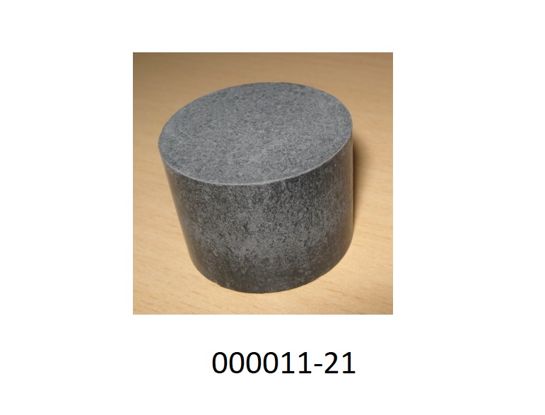 Graue, gesprenkelte, zylinderförmige (Durchmesser ca. 35 mm, Höhe, ca. 25 mm), nicht alkoholhaltige Zubereitung der chemischen Industrie oder verwandter Industrien, überwiegend aus anorganischen Stoffen, basierend aus Silicium- und Aluminiumverbindungen sowie wenig organischen Substanzen bestehend; kein Erzeugnis des Kapitels HS 39.