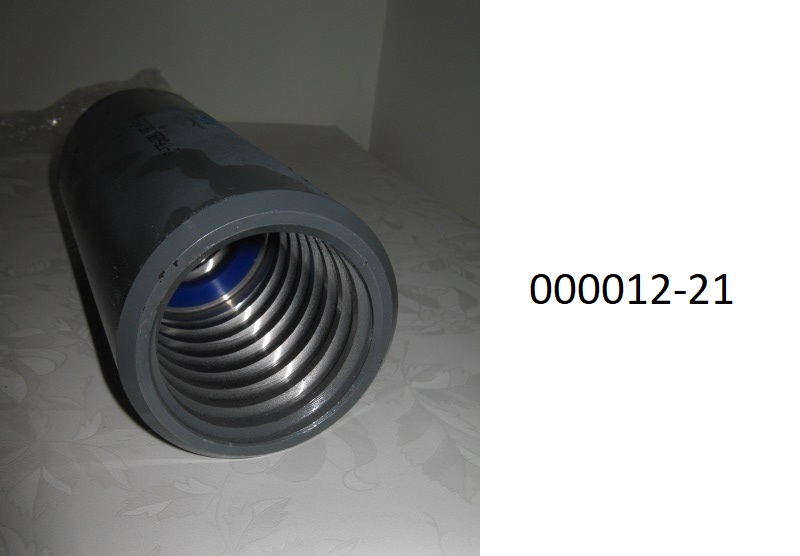 Ca. 22 cm langer, grau lackierter Hohlzylinder mit einem Trapezinnengewinde mit einer Nennweite von 7,6 cm, welcher mittig einen blauen Kunststoffring (Dichtung) aufweist. Es handelt sich um eine Mutter aus Stahl (kein nicht rostender Stahl) mit einer Lochweite von mehr als 12 mm. 
Das Erzeugnis dient als Verbindungselement zwischen zwei Gewindestangen.
(Abbildung laut Anlage)