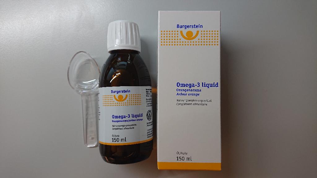 Zitronengelbe, klare, ölige, nach Orangen riechende, genießbare Zubereitung, bestehend aus Fischöl mit Omega-3-Fettsäuren EPA/DHA, Antioxidantien, Vitamin E und einem Aromastoff (Orangenaroma); kein Milchfett enthaltend; aufgemacht in einem bedruckten Karton, eine etikettierte Glasflasche mit Schraubverschluss und Ausgußeinsatz aus Kunststoff zu 150 ml, sowie einen Portionslöffel und einen Beipackzettel enthaltend; das Erzeugnis dient als Ergänzungslebensmittel.