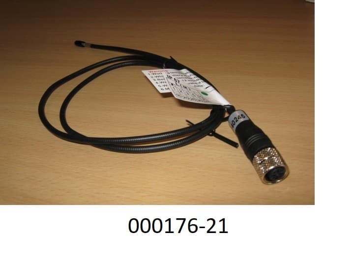 Kamerasonde für Videoskope, aus einem Kamerakopf mit digitalem Bildsensor, Objektiv und Signalverarbeitungselektronik in einem Gehäuse aus Metall mit einem außenliegenden Schraubgewinde versehen, mit flexiblem Sondenkabel (mit schwarzem Kunststoff ummantelt) und Anschluss;
- ohne Speichermöglichkeit für Stand- und Bewegtbilder,
- zur Aufnahme und Weiterleitung von Videobildern,
- zum Einsatz im technischen Bereich in Verbindung mit einem Videoskop (nicht Gegenstand dieser VZTA).
(Abbildung laut Anlage)