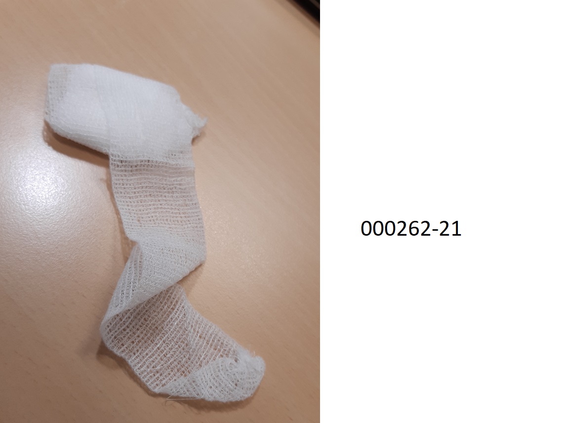 Gewebe, in Form eines Bandes
- locker gewebt, mit einer Breite von 4cm,
- mit echten Webkanten ausgestattet,
- einfärbig,
- bestehend aus einem Gewebe aus Viskosegarnen, welches in Längsrichtung mit leicht gebauschten Polyamidgarnen zur Verstärkung versehen ist,
- wird seitens des Antragstellers in Großrollen importiert um daraus in weiterer Folge Fixierbinden herzustellen,
- keine Ware der Position 3005, da nicht in Aufmachung für den Einzelverkauf aufgemacht.
(Abbildung siehe Anlage)