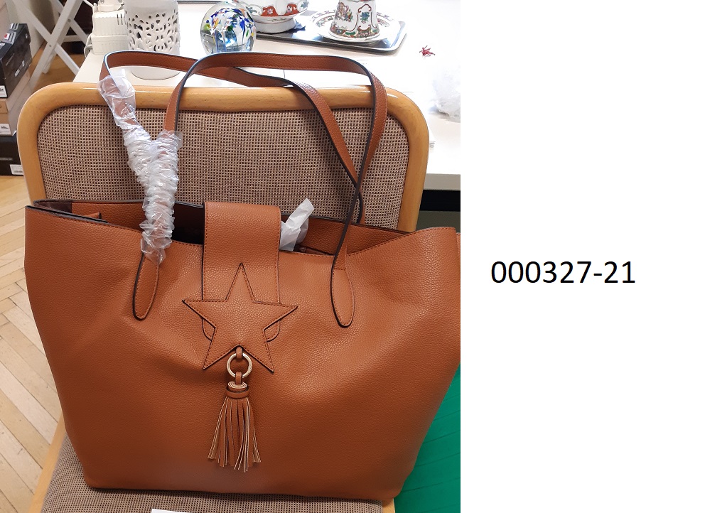 Tasche
- mit den Abmessungen von ca. 46x35x15cm,
- handtaschenähnlich, mit zwei Tragegriffen ausgestattet,
- verarbeitet mit drei Hauptfächern, eines davon mittels Zippverschluss verschließbar, in den beiden nicht verschließbaren Fächern sind weitere Unterteilungen (teilweise verschließbar) eingearbeitet,
- an der oberen Kante mit einer Lasche versehen, um die Tasche mittels Magnetverschluss zu verschließen,
- die Außenseite besteht aus einer einfärbigen, geschäumten Kunststofffolie auf Polyurethanbasis, die Innenseite ist mit einem gemusterten Gewebe aus Polyester ausgekleidet.
(Abbildung siehe Anlage)