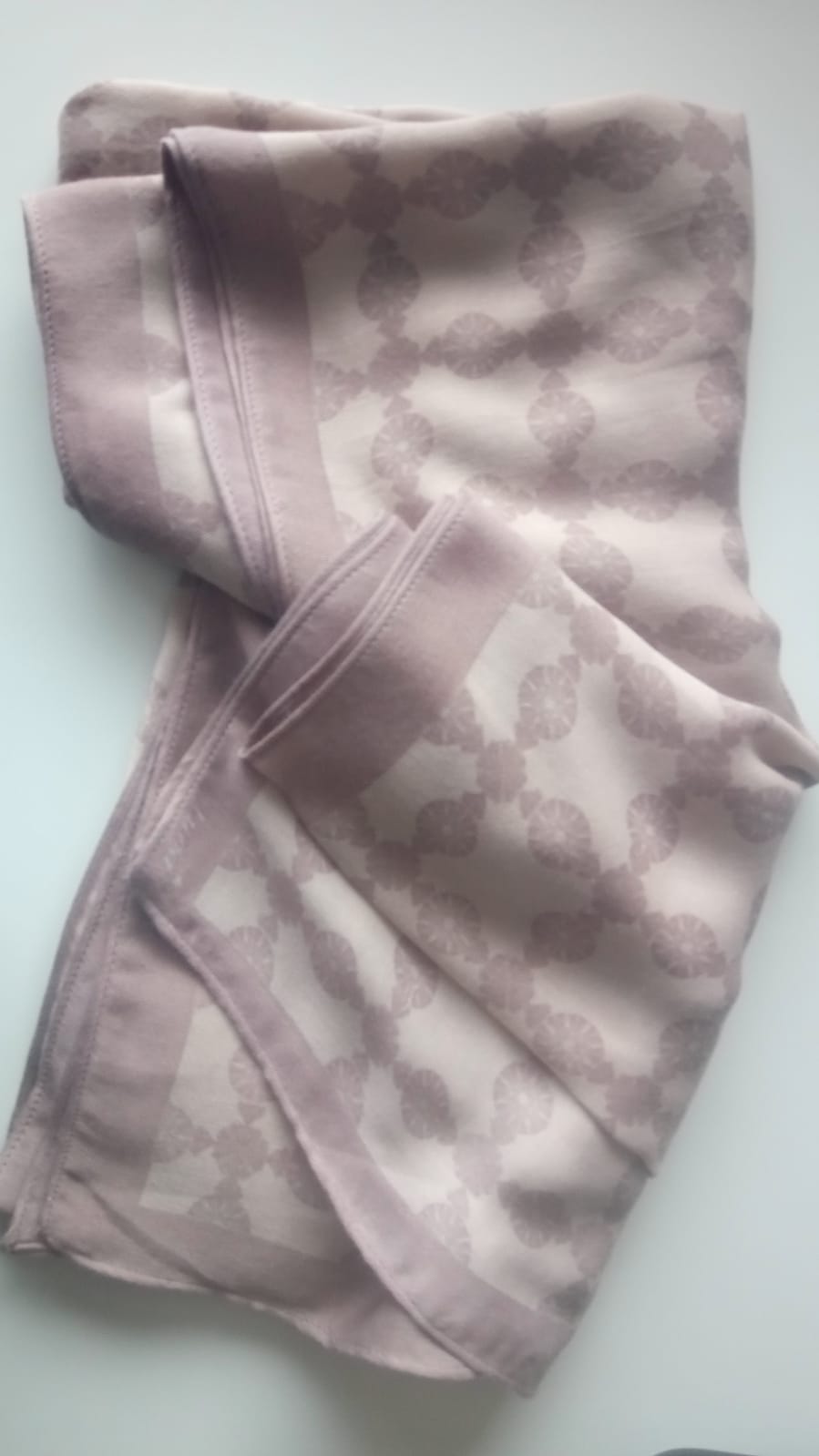 Schal
-	aus einem Gewebe aus Polyester (100%)
-	rundherum eingesäumt
-	gemusterter
-	mit den Maßen von 178x90cm
-	verpackt in weißem Faltkarton
(Abbildung siehe Anlage)