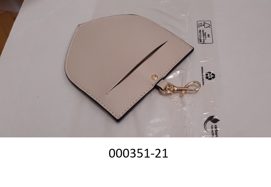 Formstabiles Behältnis für die Aufbewahrung von Hundebeutel
- mit den Abmessungen von ca. 16 x 11cm,
- mehrschichtig aufgebaut: Kunststofffolie (Schauseite), Schaumkunststoff, Spinnstoff,
- mit einem Einschubschlitz und Karabinerhaken aus augenscheinlich unedlem Metall ausgestattet,
- stellt sich als Taschen- oder Handtaschenartikel dar.
(Abbildung siehe Anlage)