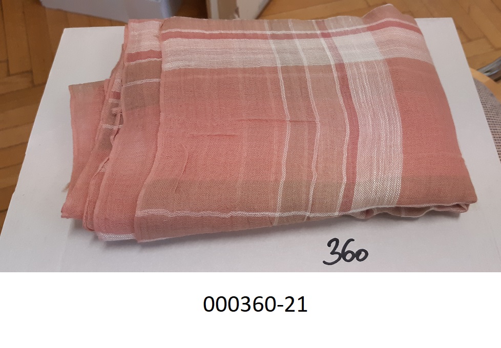 Schal 
-	bestehend aus einem lockeren Gewebe aus Baumwolle
-	an den schmalen Enden leicht ausgefranst
-	bunt gewebt
-	mit den Maßen von 202x87cm
-	verpackt in einem weißem Faltkarton
(Abbildung siehe Anlage)
