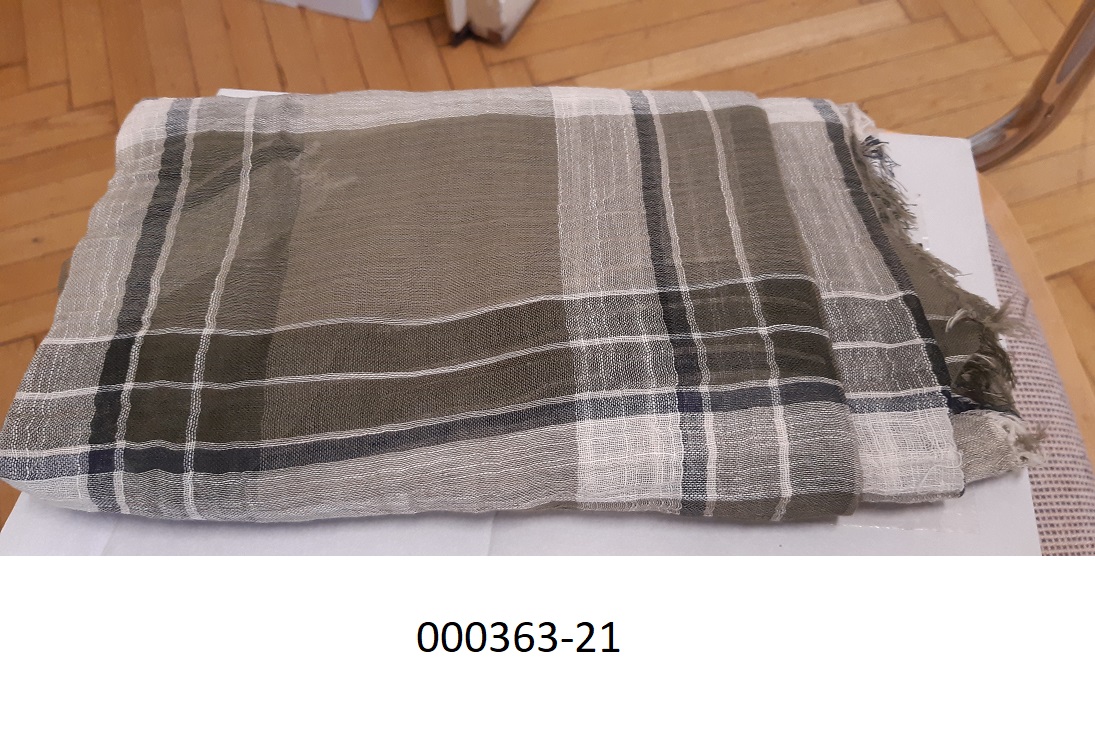 Schal 
-	lockeres Gewebe aus Baumwolle
-	gemustert
-	an den schmalen Enden leicht ausgefranst
-	mehrfarbig
-	mit den Maßen von 194x87cm
-	verpackt in weißem Faltkarton
(Abbildung siehe Anlage)