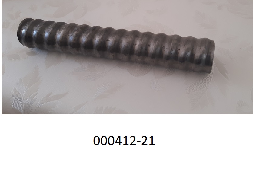 Hohle Gewindestange aus Stahl mit einem aufgerollten Endlosaußengewinde mit einer Nennweite von ca. 3,0 cm.
Mit einem Gehalt von mehr als 98 GHT an Eisen (Fe), sowie Anteilen an Mangan (Mn), Cobalt (Co), Chrom (Cr) und Nickel (Ni), und einer Zugfestigkeit von weniger als 800 MPa.
Das Erzeugnis kann in verschiedenen Abmessungen vorliegen.
(Abbildung siehe Anlage)