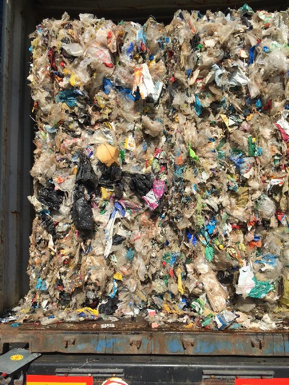 Siedlungsabfälle aus Haushaltsabfall, im Wesentlichen bestehend aus einem Gemisch aus verschiedenen Arten von Kunststoffen und Verbundstoffen (aus Warenverpackungen), organischen Abfallprodukten und wenig Metalle; kein Produkt des Kapitels 39.
(Angaben lt. Antragsteller).