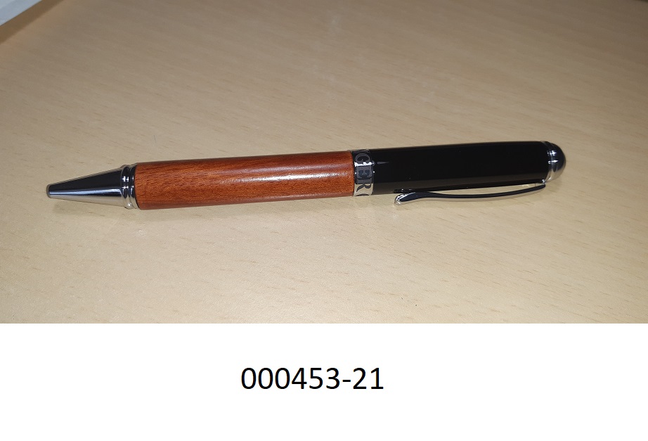 Kugelschreiber 
- mit flüssiger Tinte und einer auswechselbaren Mine mit Kugel am Schreibende,
- gearbeitet aus einem schraubbaren Gehäuse,
- verpackt in einer passgenauen, mittels Tunnelzug verschließbaren Umhüllung aus Spinnstoff mit Firmenaufdruck.
(Abbildung siehe Anlage)