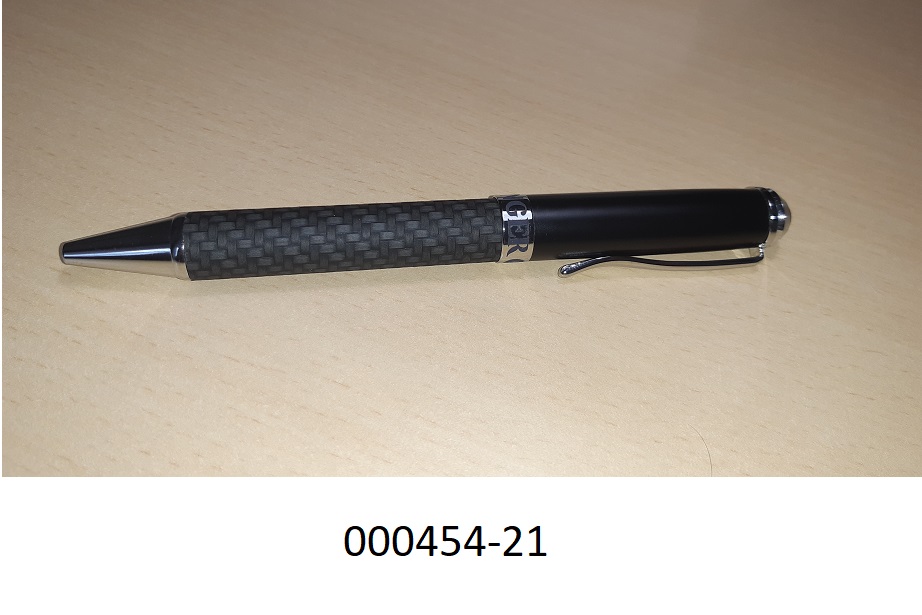 Kugelschreiber 
- mit flüssiger Tinte in einer auswechselbaren Mine mit Kugel am Schreibende,
- gearbeitet aus einem schraubbaren Gehäuse,
- verpackt in einer passgenauen, mittels Tunnelzug verschließbaren Umhüllung aus Spinnstoff mit Firmenaufdruck.
(Abbildung siehe Anlage)
