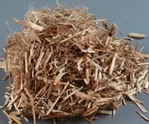 Holz in Form eines trockenen, hellen, fasrigen, unregelmäßig langen (1 – 3 cm) Pflanzenmaterials; im Wesentlichen aus getrockneten, zerkleinerten, verholzten Stängel der Hanfpflanze, sog. Hanfschäben, bestehend; aufgemacht in einem bedruckten Kunststoffsack zu 25 kg; das Erzeugnis findet (lt. Ankündigung) im Baugewerbe, in der Tierhaltung und Gärtnerei Verwendung.