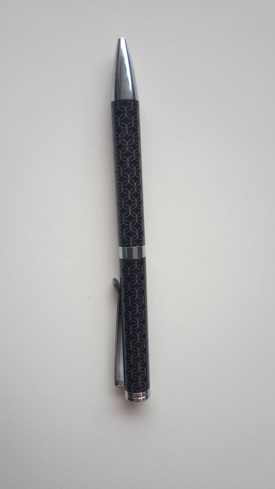 Kugelschreiber 
- mit flüssiger Tinte und einer Kugel am Schreibende,
- gearbeitet aus einem schraubbaren Gehäuse aus Metall,
- mit einem Firmenaufdruck versehen,
- verpackt in einem Beutel aus Kunststofffolie.
(Abbildung siehe Anlage)