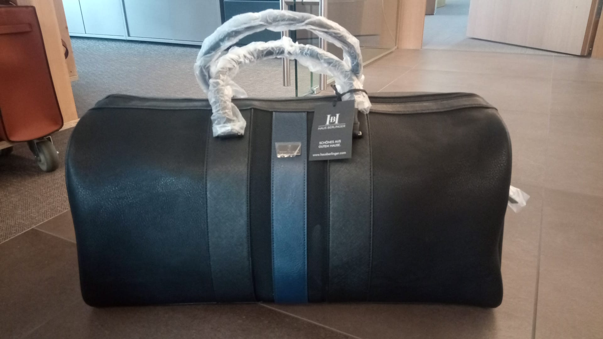 Reisetasche
- mit den Maßen von ca. 55 x 32 x 24cm,
- bestehend aus einer Außenseite aus einer Kunststofffolie auf Polyurethanbasis,
- mit zwei Tragegriffen und einem abnehmbaren Trage- bzw. Schultergurt ausgestattet,
- mit einer Inneneinteilung (1 großes, mittels Zippverschluss verschließbares Fach mit 4 kleineren Fächern, eines davon mittels Klettverschluss verschließbar) verarbeitet,
- verpackt in einem Faltkarton.
(Abbildung siehe Anlage)