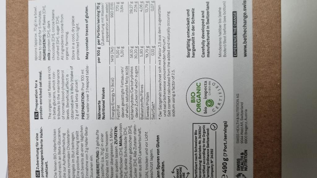 Lebensmittelzubereitung nach der Art eines „Müsli“ auf der Grundlage nicht gerösteter Getreideflocken, in Form eines Gemenges aus gelbbraunen Haferflockenstückchen, kleinen, tropfenförmigen, schwarzbraunen Schokoladestückchen, dunkelbraunen Kakaobohnenbruchstückchen und einem mehlfeinen, weissen Pulver; im Wesentlichen bestehend aus Haferflocken, Milchproteinpulver, dunkler Schokolade, Kakaobohnenstücken und Zucker; mit Gehalt an: Milchfett: weniger als 1,5 GHT; Milchprotein: mehr als 6 GHT, jedoch weniger als 18 GHT; Stärke/Glucose: mehr als 25 GHT, jedoch weniger als 50 GHT; Saccharose/Invertzucker/Isoglucose: mehr als 5 GHT, jedoch weniger als 30 GHT; aufgemacht in einem Karton mit buntbedruckter Kartonschleife, einen Papierbeutel zu 490 g enthaltend.