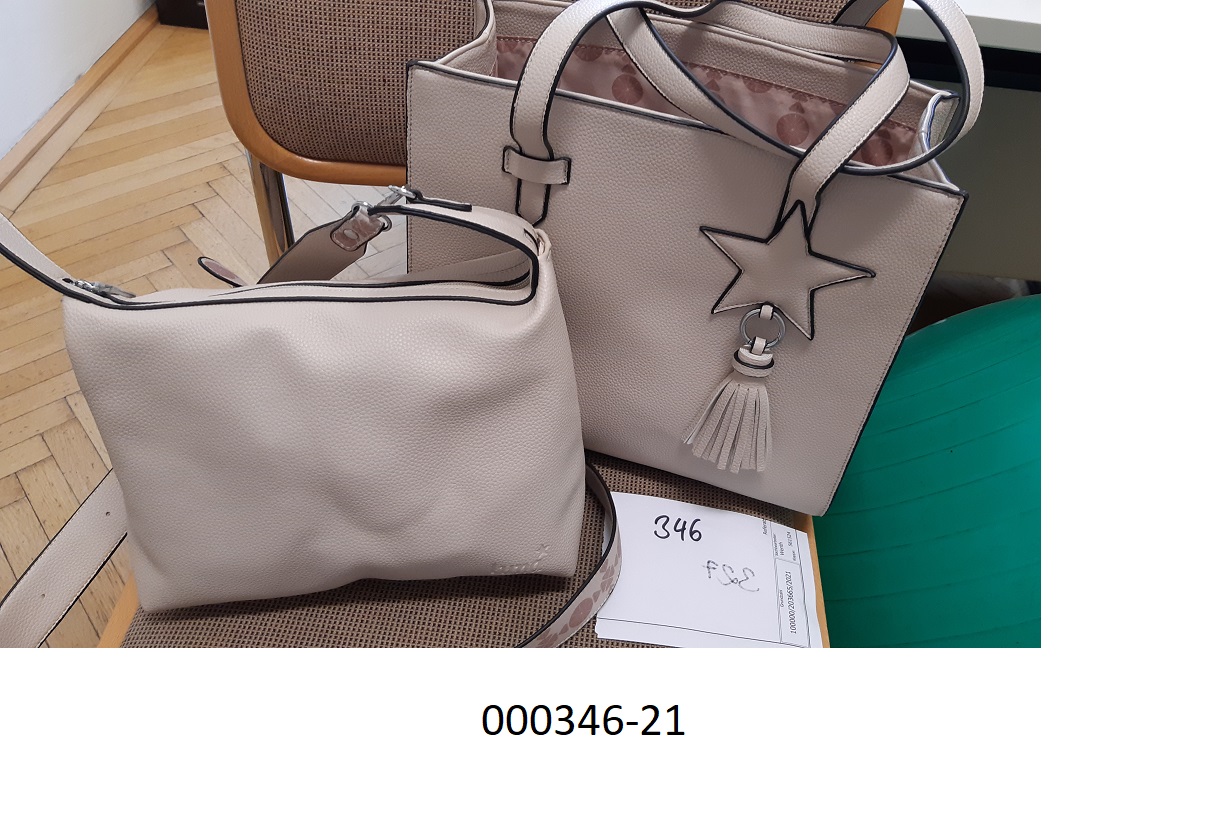 Handtasche 
- mit den Abmessungen von ca. 31x21x10cm
- mit einer Außenseite aus einer geschäumten Kunststofffolie verarbeitet,
- mit einer Innenseite aus einem Gewebe aus Polyester,
- mittels Zippverschluss verschließbar und mit einem abnehmbaren und längenverstellbaren Tragegurt ausgestattet,
- in einem Faltkarton verpackt.
Für die größere Tasche wurde die VZTA ATBTI2021000346-DEC erstellt.
Beide Taschen sind separat tragbar. Keine Warenzusammenstellung bzw. zusammengesetzte Ware im Sinne der AV 3b, da es sich um die gleichen Tarifnummern handelt.
(Abbildung siehe Anlage)