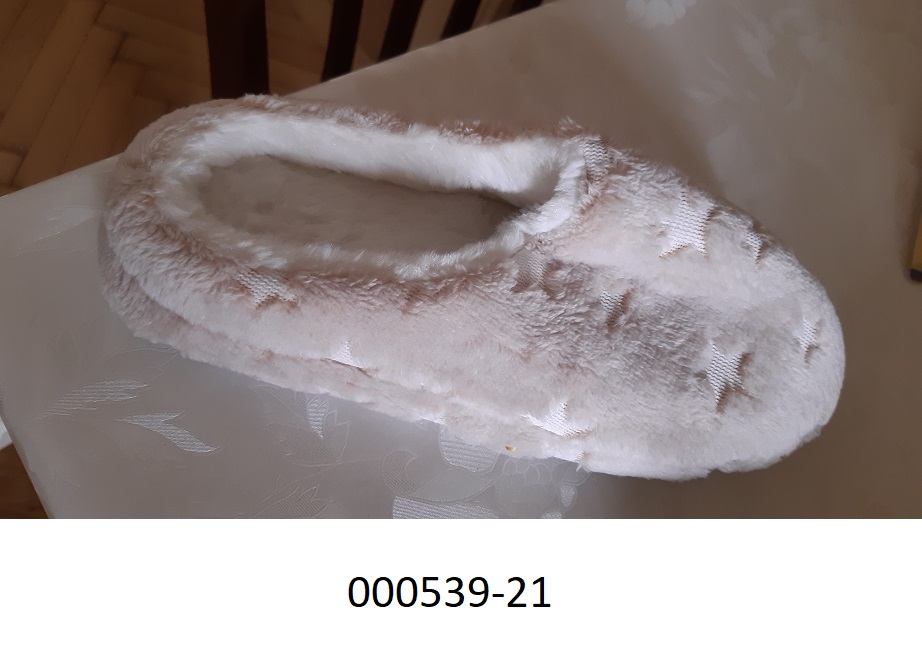 Pantoffel :
- im Fersenbereich offen und mit einem geschlossenen Blatt verarbeitet,
- mit einem Oberteil aus einem Spinnstoff aus einem Gewirke aus Polyester, 
- mit einer nicht profilierten Laufsohle aus Kautschuk,
- mit einer Innensohle länger als 24cm,
- nicht als Frauen- oder Männerschuh erkennbar,
- aufgrund der Verarbeitung für den Innenbereich vorgesehen.
(Abbildung siehe Anlage)
