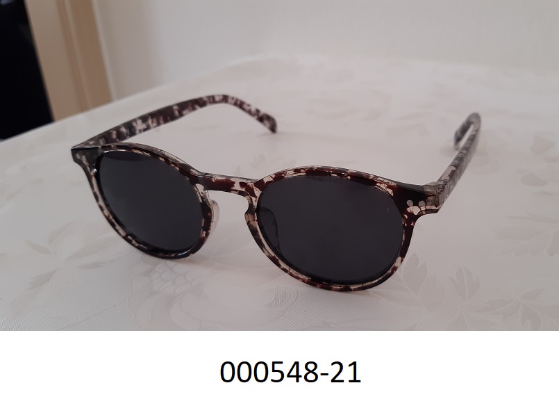 Sonnenbrille
- bestehend aus optisch nicht bearbeiteten, polarisierenden Gläsern aus dunkel getöntem Kunststoff in einer Fassung,
- dient dem Schutz vor Sonnenlicht und der Reduktion von Lichtreflexionen,
- verpackt in einem handelsüblichen Schnürbeutel aus Spinnstoff.
(Abbildung siehe Anlage)