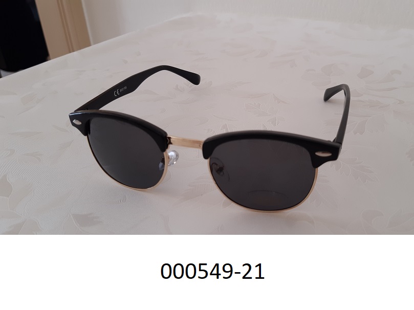 Sonnenbrille
- bestehend aus optisch nicht bearbeiteten, polarisierenden Gläsern aus dunkel getöntem Kunststoff in einer Fassung,
- dient dem Schutz vor Sonnenlicht,
- verpackt in einem handelsüblichen Schnürbeutel aus Spinnstoff.
(Abbildung siehe Anlage)