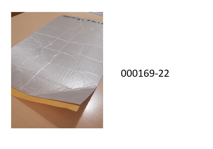 Glimmerware, in Form eines Musterstückes
- in Form eines ca. A4 Bogens
- bestehend aus rekonstituiertem Glimmer
- auf einer Seite mit einem offenmaschigen Glasfasergewebe in Leinwandbindung überzogen, auf der anderen Seite mit einer selbstklebenden Schicht mit Schutzfolie versehen,
Findet laut Antragsteller Verwendung in Batteriemodulen im Automobilbau.
(Abbildung siehe Anlage)