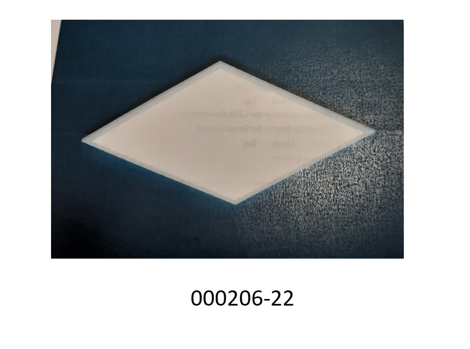 Beleuchtungskörper in Form einer Deckenleuchte
- für die Montage an der Decke vorgesehen,
- im Wesentlichen bestehend aus einem rechteckigen Gehäuse/Rahmen aus pulverbeschichtetem Stahl und einer Abdeckung aus Kunststoff (PMMA),
- in unterschiedlichen Größen vorliegend: 300 x 1200mm, 625 x 625mm oder 600 x 600mm und einer Höhe von jeweils 80mm,
- mit elektrischen Leuchtdioden als Leuchtmittel ausgestattet,
- dient zu Beleuchtungszwecken im Innenbereich.
Der stoffliche Charakter der Ware wird aufgrund des Umfanges und der Bedeutung für die Verwendung (Erzeugung von Lichteffekten durch Reflexion mittels des Kunststoffgehäuses) durch den Kunststoff bestimmt.
(Abbildung siehe Anlage, Materialangaben laut Antragsteller)