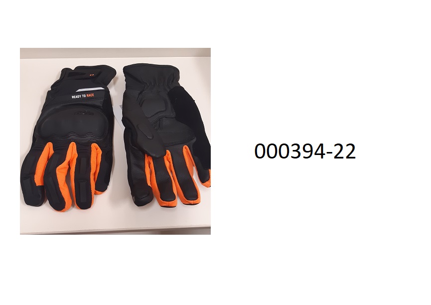 Fingerhandschuh 
- bis über das Handgelenk reichend,
- bestehend aus einem Gewirke aus Polyester und Lederteilen am Handrücken und Lederteilen an der Handinnenfläche,
- die Fingerknöchel sind mit einem eingearbeiteten Knöchelschutz versehen,
- im Pulsbereich mittels Klettverschluss verengbar,
- keine Beschichtung vorhanden,
- verpackt in einem Beutel aus Kunststofffolie,
- das Leder bestimmt flächenmäßig und aufgrund seiner Bedeutung in Bezug auf die Verwendung als Motorradhandschuh den wesentlichen Charakter der gegenständlichen Ware,
- kein Spezialsporthandschuh (keine funktionellen Merkmale) oder Schutzhandschuh für Berufe.
(Abbildung siehe Anlage)