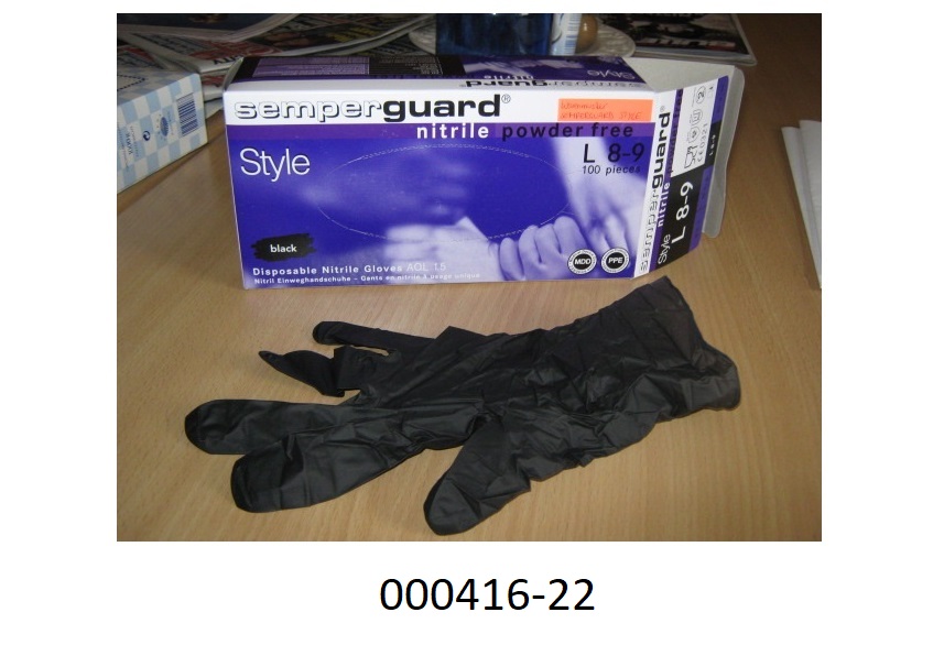 Fingerhandschuhe in Form von Einmal-Schutzhandschuhen
- bestehend aus synthetischem Kautschuk (Nitril-Butadien-Kautschuk),
- zu 100 Stück in einer bedruckten Faltschachtel verpackt,
- nicht steril verpackt und puderfrei,
- die Anforderungen der Normen EN 455-1 (Prüfung auf Dichtigkeit), EN 455-2 (Prüfung der Reißkraft) , EN 420 und EN 374 erfüllend,
- laut Ankündigung für den klinischen Gebrauch.
(Abbildung siehe Anlage, Angaben laut Produktspezifikation)