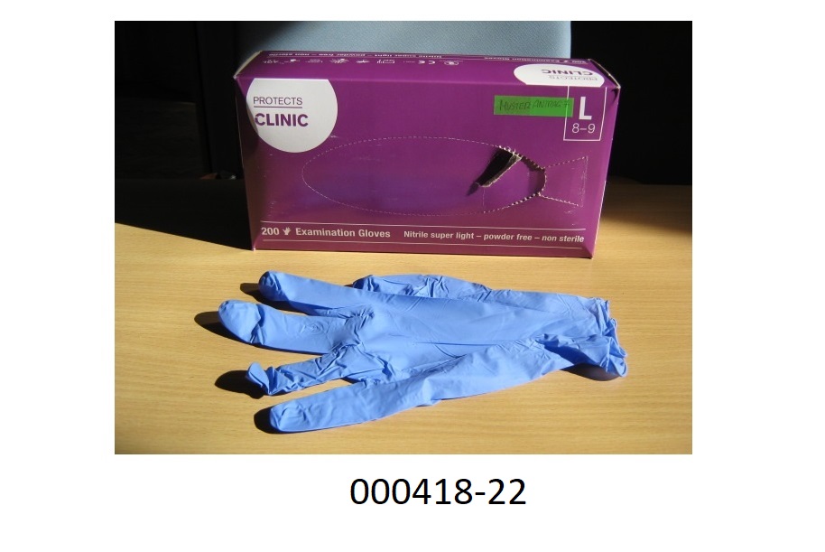 Fingerhandschuhe in Form von Einmal-Schutzhandschuhen
- bestehend aus Weichkautschuk,
- zu 100 Stück in einer Faltschachtel verpackt,
- nicht steril verpackt,
- die Anforderungen der Normen EN 455-1 (Prüfung auf Dichtigkeit) und EN 455-2 (Prüfung der Reißkraft) erfüllend,
- laut Ankündigung für den klinischen Gebrauch.
(Abbildung siehe Anlage, Materialangaben laut Antragsteller)