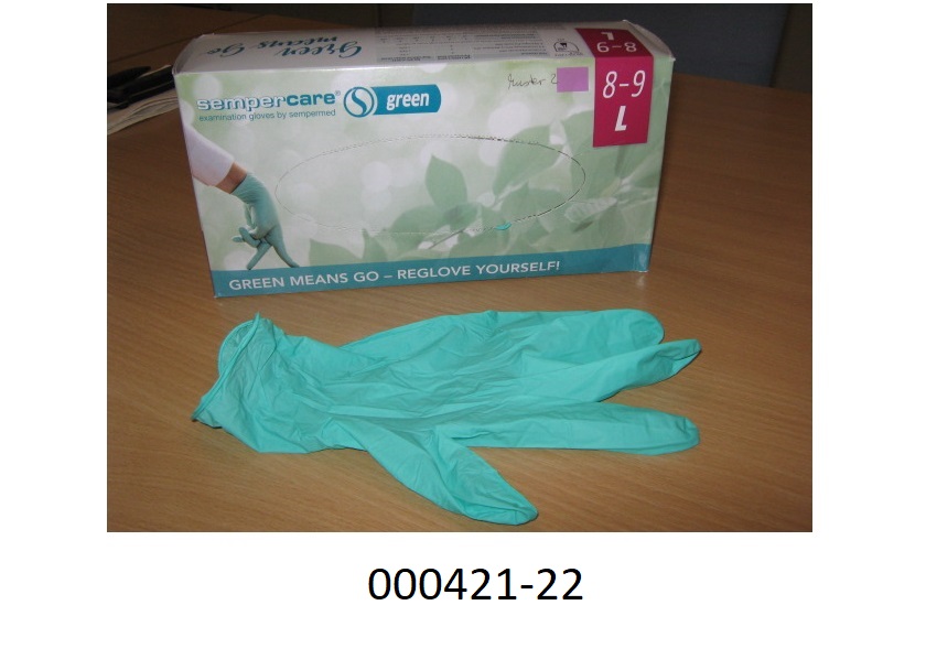 Fingerhandschuhe in Form von Einmal-Schutzhandschuhen
- bestehend aus synthetischem, färbigen Weichkautschuk (Nitril-Butadien-Kautschuk), mit einer Stärke von mind. 0,12mm,
- zu 100 Stück in einer bunt bedruckten Faltschachtel verpackt,
- nicht steril verpackt, und puderfrei 
- die Anforderungen der Normen EN 455-1 (Prüfung auf Dichtigkeit) und EN 455-2 (Prüfung der Reißkraft) erfüllend.
(Abbildung siehe Anlage, Materialangaben laut Antragsteller)